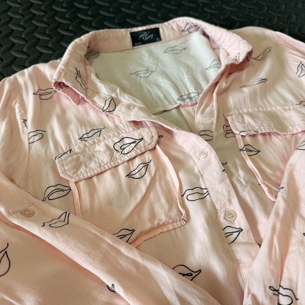 Milk & Honey Pink Lip Print Button Down Shirt Long Sleeve Roll Tab Size L